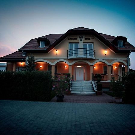 Airport Almaskert Panzio Bed and Breakfast Vecsés Buitenkant foto